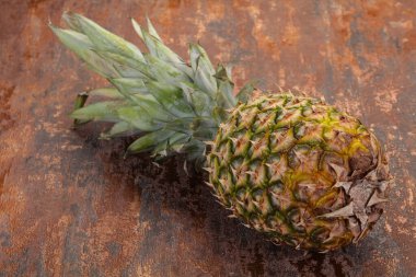Ahşap arka plan üzerinde olgunlaşmış taze ananas
