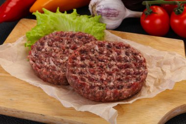 Çiğ burger pirzolası ızgara için hazır.