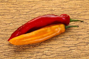 Delicous Ramiro sarı ve kırmızı biber