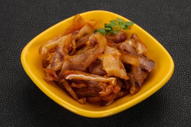 Kasede domuz kulağı var.