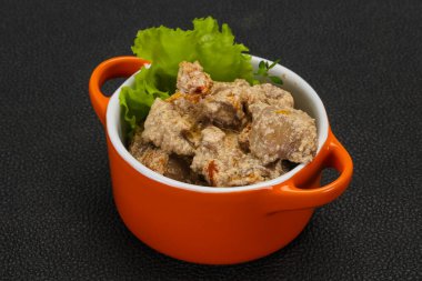 Kremalı ve kuru domatesli tavuk ciğeri kekik servis edildi.