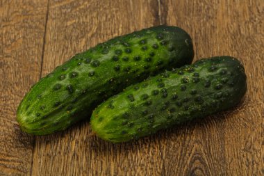 Taze taze iki salatalık vejetaryen için hazır.