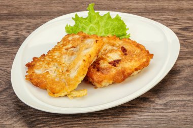 Ekmeğin içinde kızarmış morina balığı