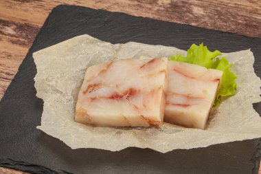 Pişirmek için çiğ balık filetosu.