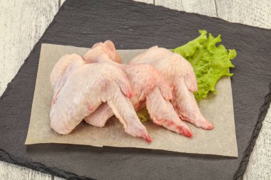 Çiğ tavuk kanatları pişmeye hazır.