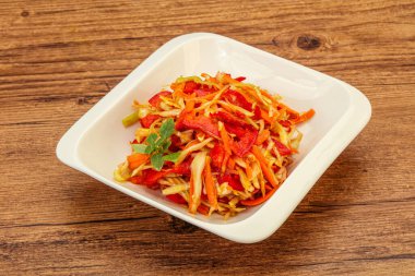 Havuç ve biberli vejetaryen lahana salatası 