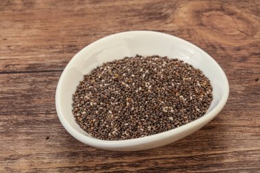 Baharatlı chia tohumları kasede yığılıyor.