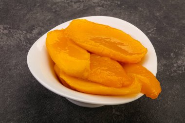 Şuruplu tatlı mango dilimleri.