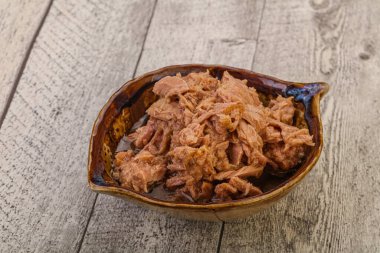 Salata için konserve ton balığı filetosu.