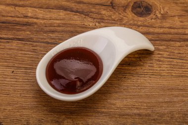 Geleneksel domates barbekü sosu kasede