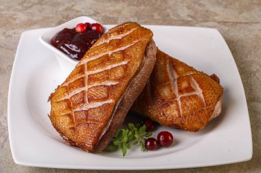 Kızarmış ördek göğsü ve çilek sosu. 