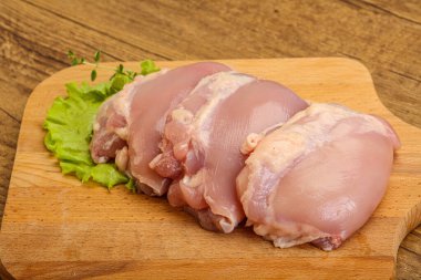 Pişirmek için çiğ tavuk kemiksiz ve derisiz bacak