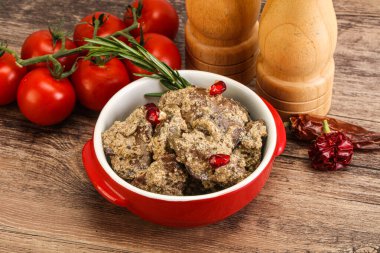 Krema soslu tavuk ciğeri biberiye servis edildi.