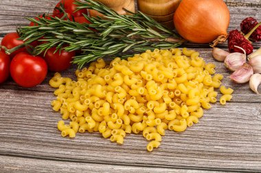 Çiğ İtalyan buğday makarnası - Chifferi rigati pişirmek için