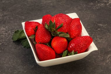 Yapraklı kasede olgun tatlı çilek