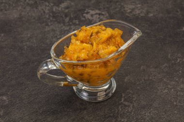 Salatalık ve hardal tohumlu sos.