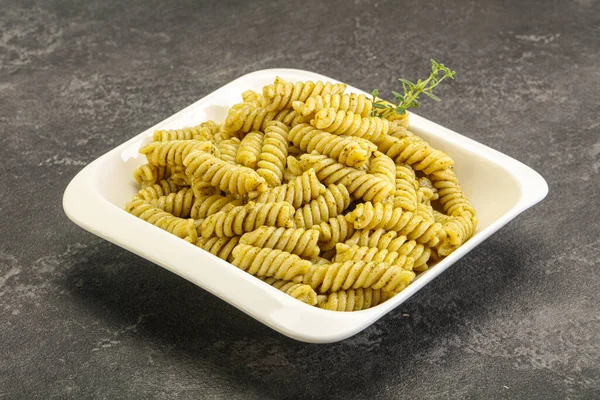 Włoski Makaron Fusilli Sosem Pesto — Zdjęcie stockowe