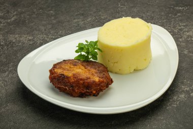 Ev yapımı domuz pirzolası ve patates püresi.