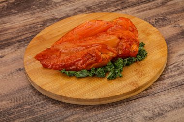 Baharatlı ve otlu füme tavuk göğsü.