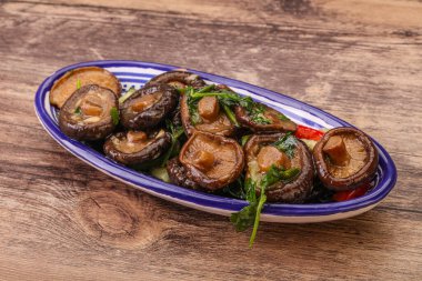 Baharatlı ve otlu terbiye edilmiş Shiitake mantarı.