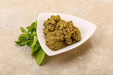 Fesleğen ve sedir fıstıklı yeşil sos sosu.