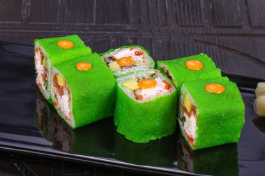 Japon balıklı mamenori rulosu - somon ve yılan balığı