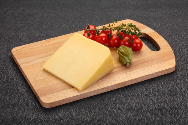 Pièce Fromage Parmesan Dur Sur Fond Bois — Photo