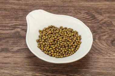 Vejetaryen mutfağı. Pişirmek için kuru yeşil mercimek.