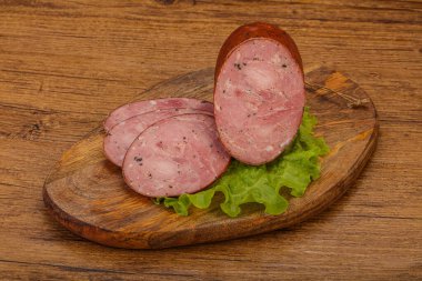 Baharatlı ve otlu füme jambon.