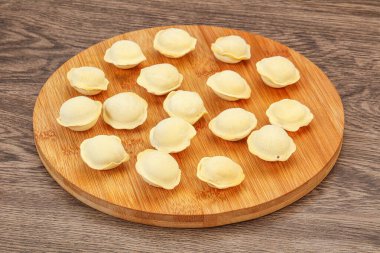 Pişirmek için çiğ etli börek.