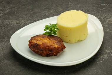 Ev yapımı domuz pirzolası ve patates püresi.