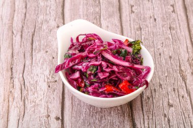 Bitki ve baharatlı kırmızı lahana turşusu