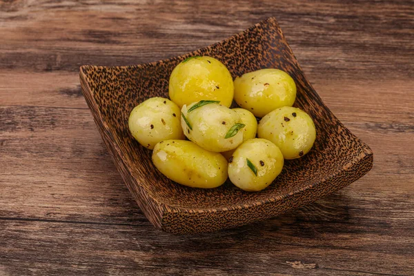 Junge Salzkartoffeln Der Schüssel Serviert Zwiebeln — Stockfoto