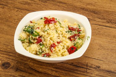 Vejetaryen yemeği - sebzeli kuskus ve maydanoz.