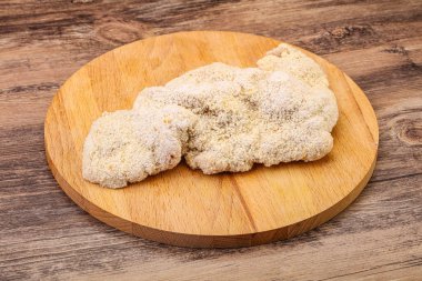 Kızartma için çiğ domuz eti şnitzel.