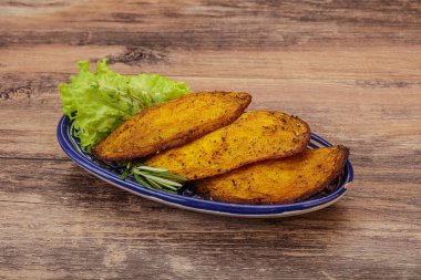 Fırında patates ve biberiye servis edilen baharatlar.