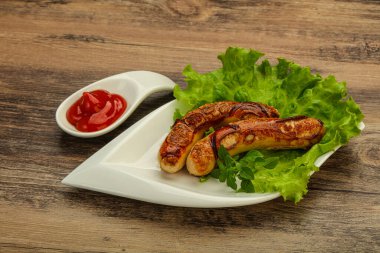 Kızarmış tavuk, beyaz sosis ve ketçap.