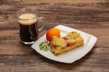 Kayısı ve kahveyle kabuklu turta.