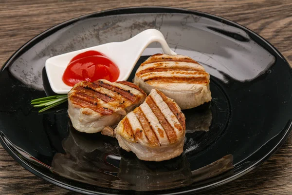 Medalhão Porco Grelhado Com Molho Tomate Servido Alecrim — Fotografia de Stock