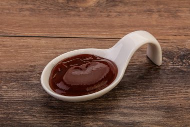 Geleneksel domates barbekü sosu kasede