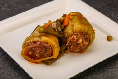 Doldurulmuş dolma dolma biber, et ve pilav.