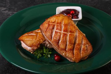 Kızarmış ördek göğsü ve çilek sosu. 