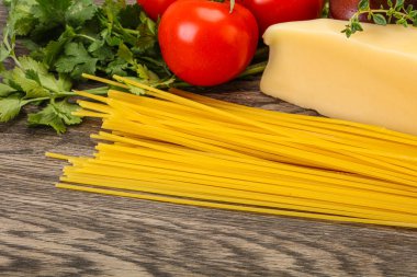 Çiğ İtalyan spagetti yığını, peynir ve sebzeli.