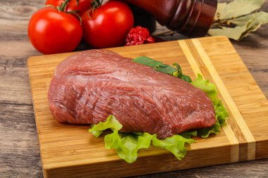 Pişirmek için çiğ et parçası.