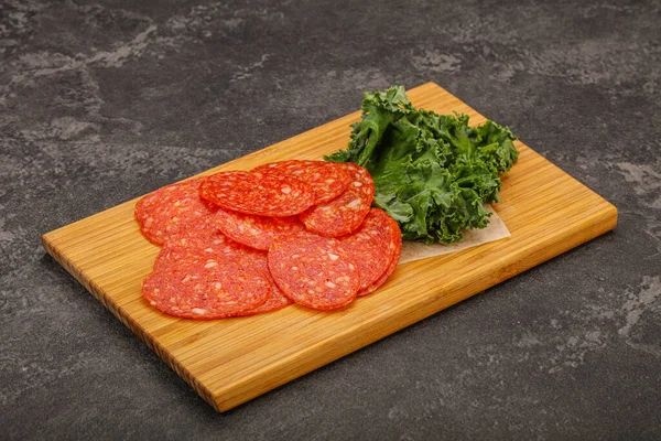 Italiensk Kryddig Pepperoni Korv Skivor Över Bord — Stockfoto