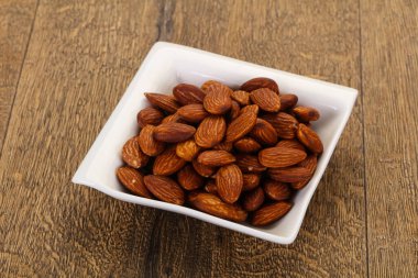 Kavanozda badem ezmesi