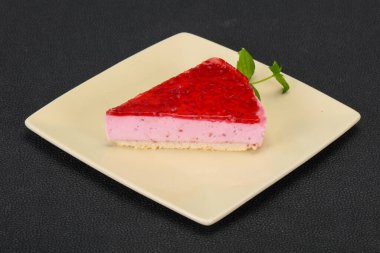 Yumuşak ahududu cheesecake plaka nane servis