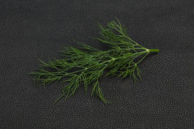 Taze yeşil dereotları pişirmeye hazır.