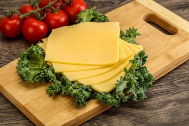 Dilimlenmiş Gauda peyniri.