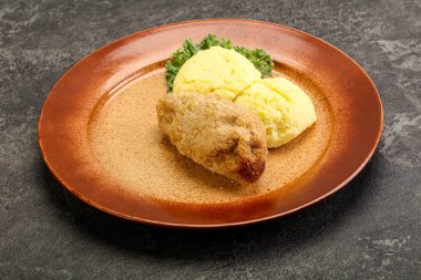 Patates püresiyle doğranmış etten çıtır tavuk pirzolası.